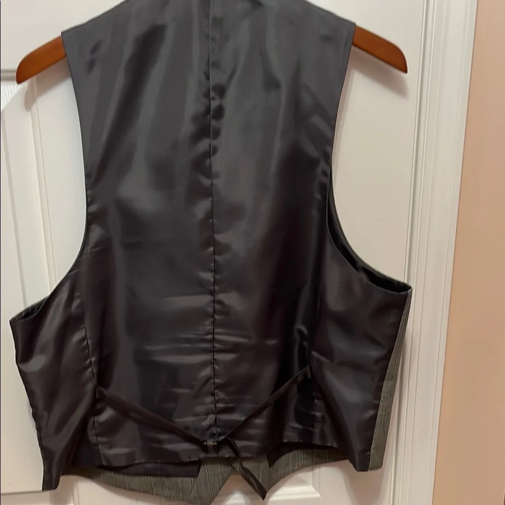 Gray Textured Wool Vest with Notched Lapels - Picture 2 of 4